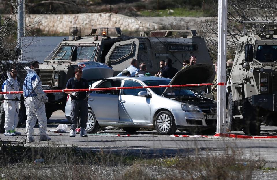 FILE PHOT: Israeli forces gather around the body of a Palestinian shot dead at a checkpoint near the Beit El settlement close to West Bank city of Ramallah on January 31, 2016 (AFP / Ahmad Gharabli)