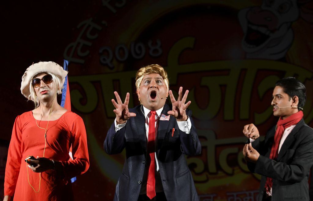 In this picture taken on August 11, 2017, Nepali comedian Manoj Gajurel (C) performs in a show impersonating US President Donald Trump in Kathmandu.  AFP / PRAKASH MATHEMA
