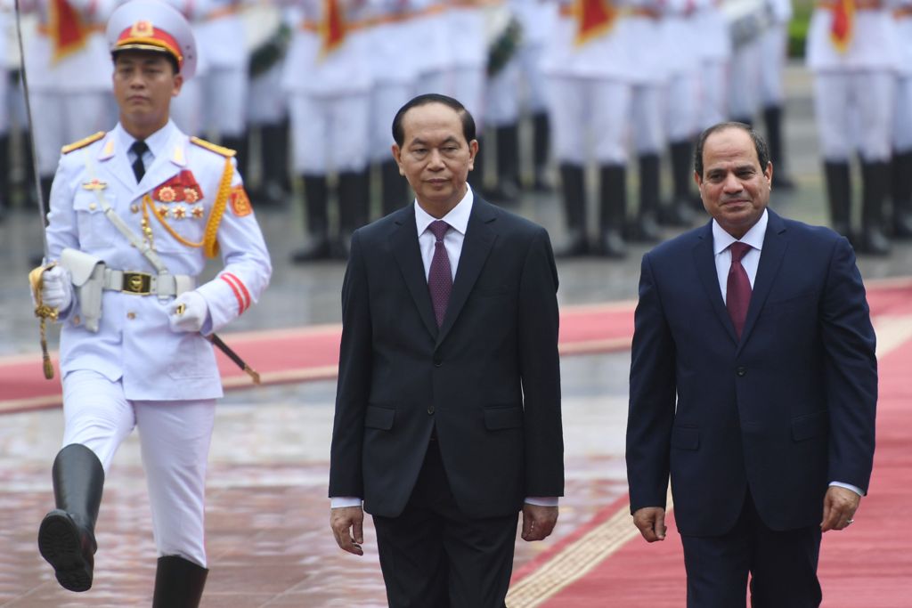 Egypt's President Abdel Fattah al-Sisi (R) and his Vietnamese counterpart Tran Dai Quang (C) review an honour guard during a welcoming ceremony at the presidential palace in Hanoi on September 6, 2017.   AFP / HOANG DINH NAM
