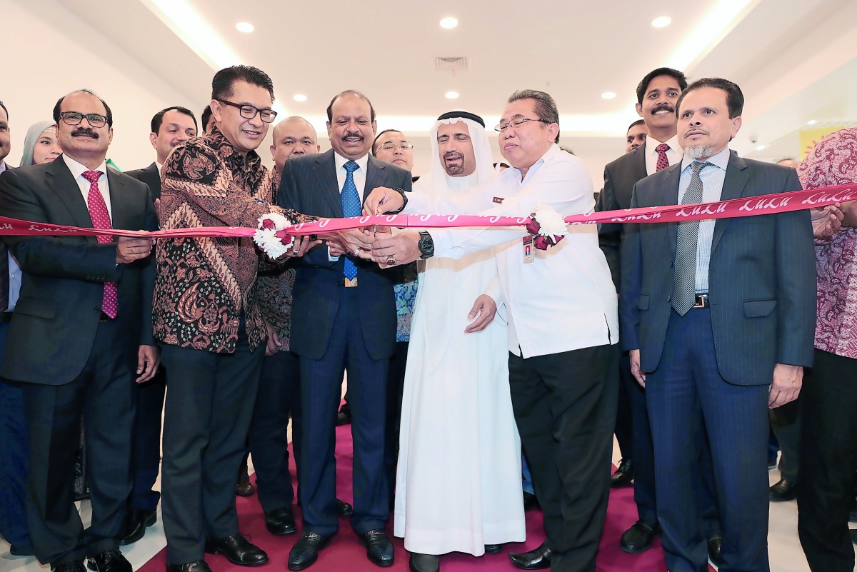 Himawan Hariyoga, Chairman of Investment Board of Indonesia; Dr Sutisno Rawita, Deputy Governor of Banten Province; Walid Darwish Al Raeesi of the UAE embassy in Jakarta; and Yusuff Ali MA, Chairman of Lulu Group, inaugurating the second Lulu hypermarket 