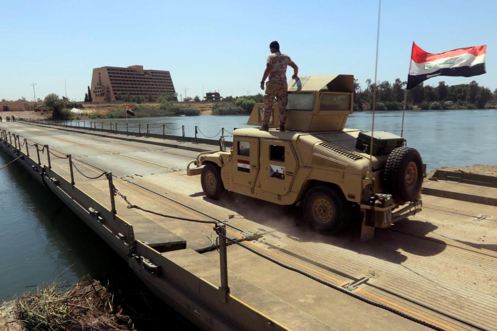A new floating bridge installed by Iraqi military engineers that reconnects two halves of Mosul is seen in the Hawi al-Kaneesa area, south of Mosul, Iraq May 24, 2017. REUTERS/Alaa Al-Marjani.