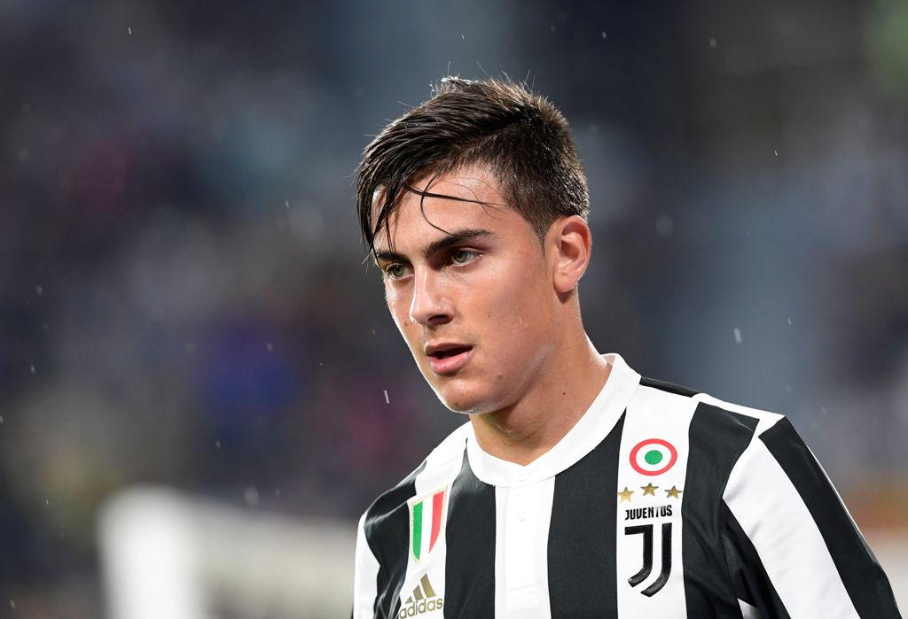 Juventus' Argentinian forward Paulo Dybala looks on during the Italian Serie A football match Juventus vs Chievo at the Allianz stadium in Turin on September 9, 2017. / AFP / MIGUEL MEDINA
