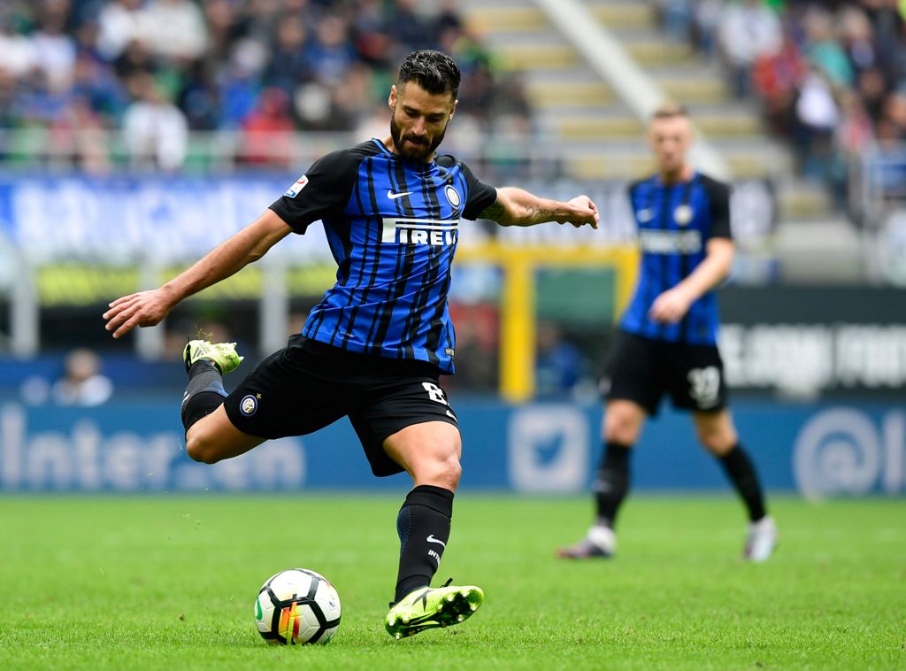 Inter Milan's Italian midfielder Antonio Candreva kicks the ball during the Italian Serie A football match between Inter Milan and Spal at San Siro Stadium in Milan on September 10, 2017. / AFP / MIGUEL MEDINA

