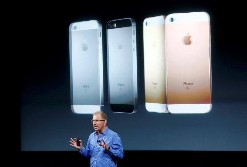 FILE PHOTO: Apple Vice President Greg Joswiak introduces the iPhone SE during an event at the Apple headquarters in Cupertino, California, March 21,  2016. (REUTERS / Stephen Lam) 