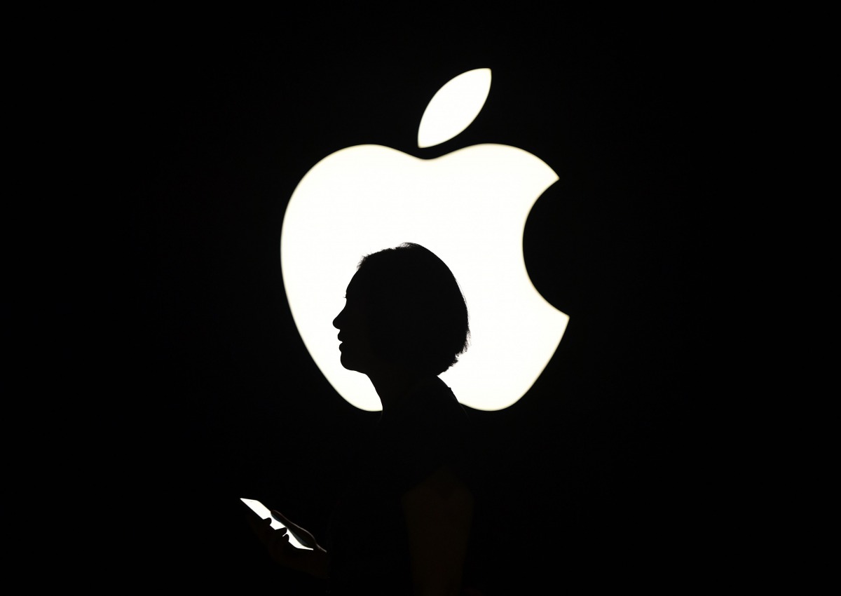 A reporter walk by an Apple logo during a media event in San Francisco, California, September 9, 2015 (AFP / Josh Edelson) 