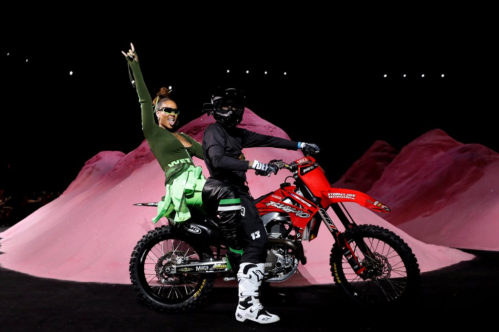 Singer and designer Rihanna acknowledges guests during her Fenty for Puma collection Spring/Summer 2018 collection during New York Fashion Week in the Manhattan borough of New York City, U.S., September 10, 2017. REUTERS/Brendan McDermid 