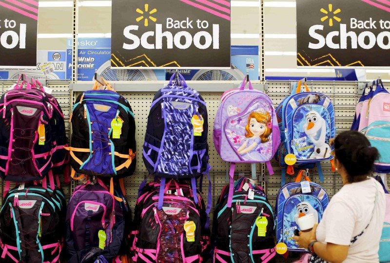File Photo of a woman shoping for back to school supplies at a Walmart store in San Diego, August 6, 2015 (REUTERS / Mike Blake) 