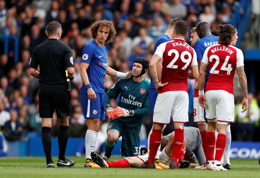Chelsea's David Luiz is shown a yellow card by referee Michael Oliver. Reuters/John Sibley 