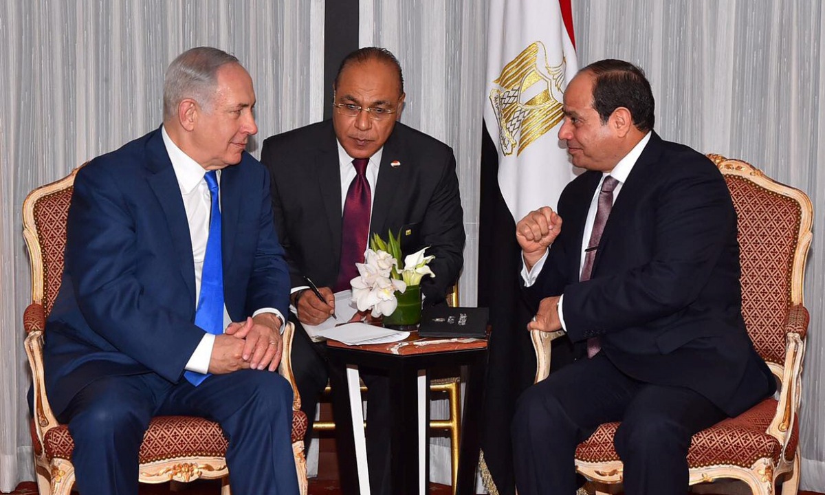 A handout released by the Egyptian Presidency shows Israeli Prime Minister Benjamin Netanyahu (L) meeting with Egyptian President Abdel Fattah al-Sisi in New YOrk on September 18, 2017, to discuss the Middle East peace process in their first public talks.