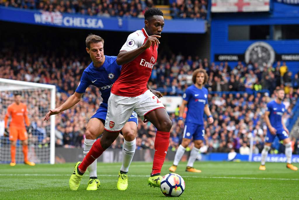 Arsenal's English striker Danny Welbeck (C) runs away from Chelsea's Spanish defender Cesar Azpilicueta during the English Premier League football match between Chelsea and Arsenal at Stamford Bridge in London on September 17, 2017.  AFP / Ben STANSALL