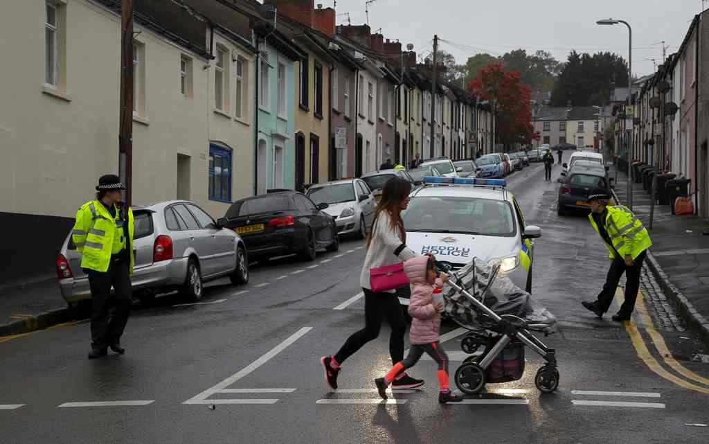 Police officers stand guard at a police cordon near to a house in Newport, south Wales, on September 20, 2017, as they continue their investigations into the September 15 terror attack on a London underground tube train carriage attack at Parsons Green st