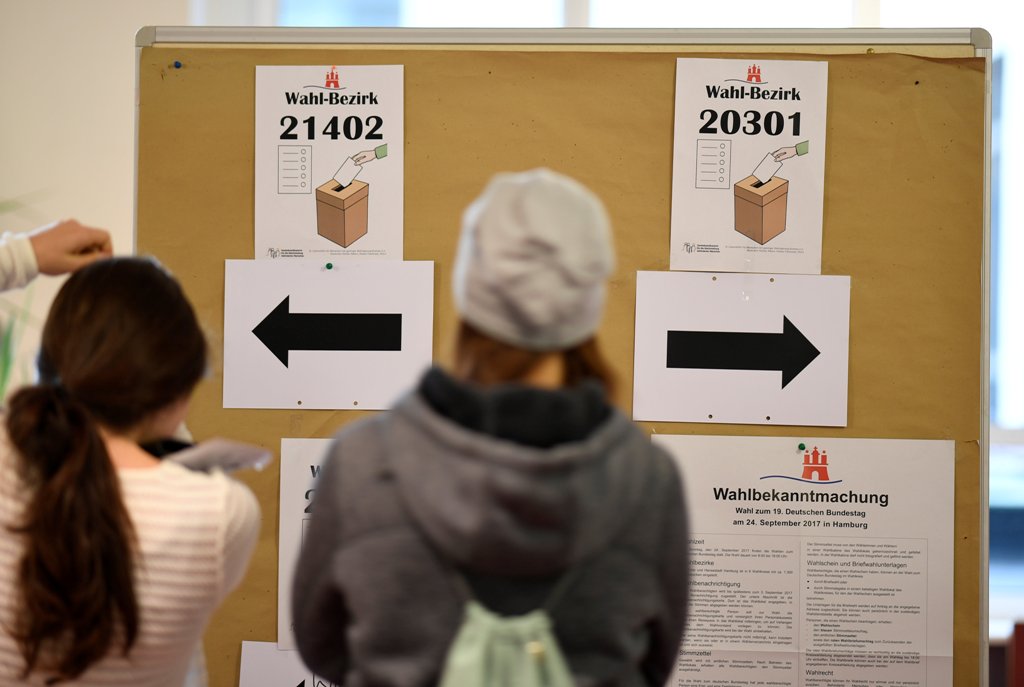 Voters enter a polling station during general election (Bundestagswahl) in Hamburg, Germany, September 24, 2017. REUTERS/Fabian Bimmer
