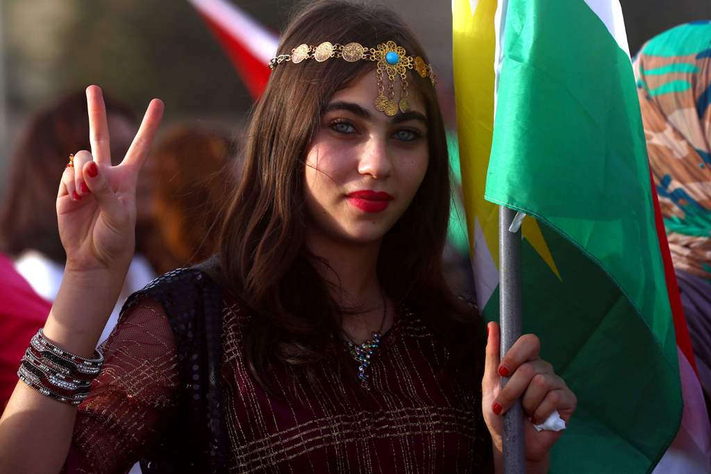 A Syrian Kurd gestures, in the northeastern Syrian city of Qamishli on September 26, 2017, during a gathering in support of the independence referendum in Iraq's autonomous northern Kurdish region. / AFP / Delil souleiman
