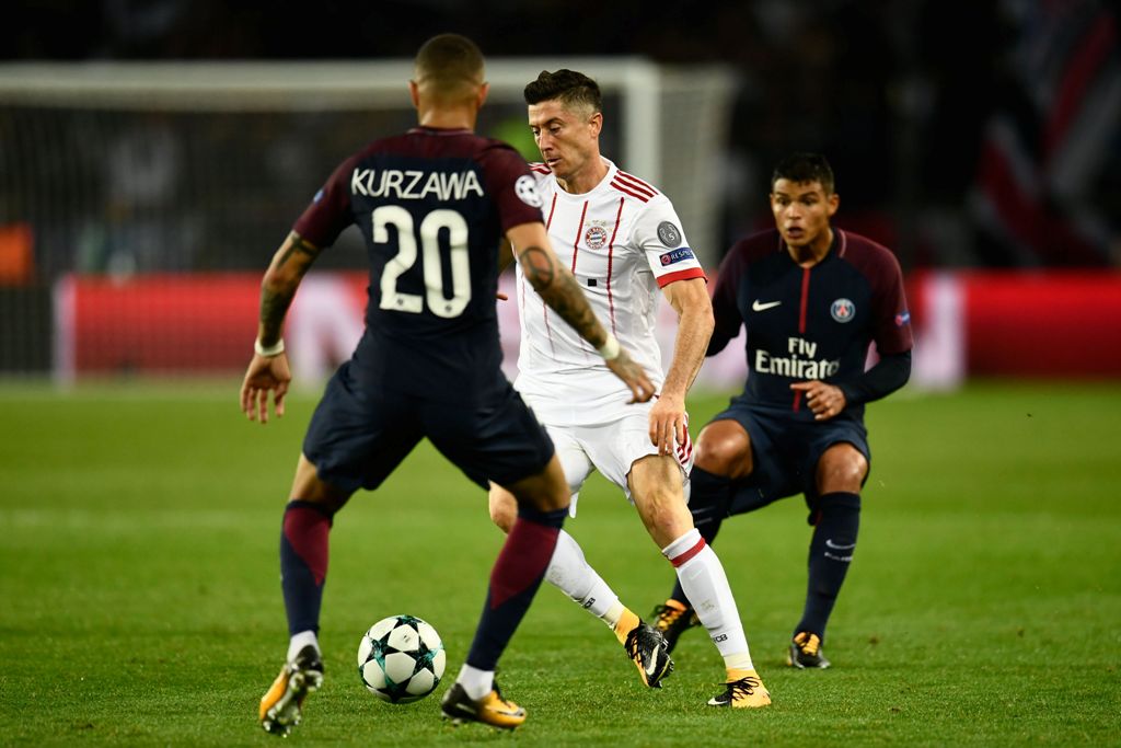Bayern Munich's Polish forward Robert Lewandowski (C) vies with Paris Saint-Germain's French defender Layvin Kurzawa during the UEFA Champions League football match between Paris Saint-Germain and Bayern Munich on September 27, 2017 at the Parc des Prince