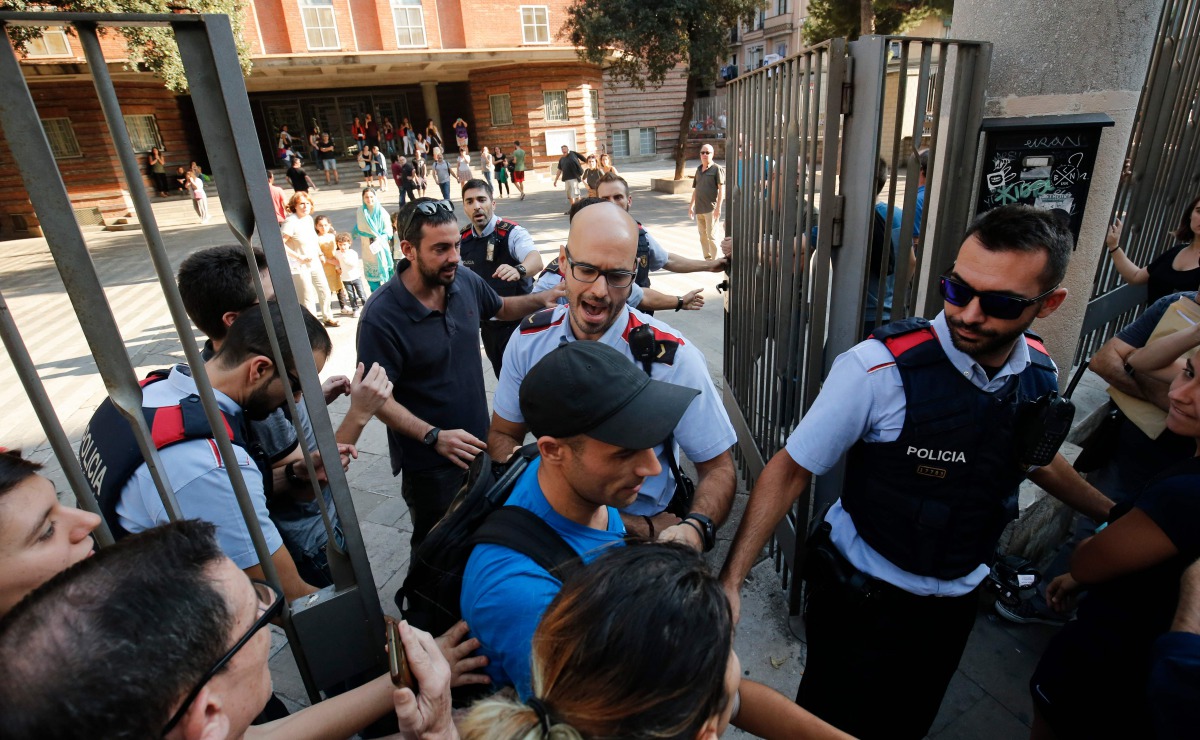 Catalan police officers 'Mossos d'Esquadra' try stop pro-referendum people from going into 'Escola Collaso i Gil' school on September 29, 2017 in Barcelona. Pro-separatist Catalans occupied several schools in Barcelona today which are designated to be pol