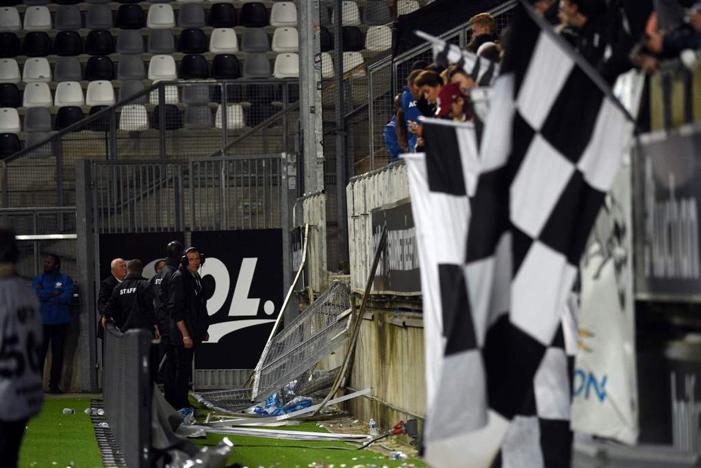 Members of the stadium staff stand by the stadium barrier that collapsed during the French L1 football match between Amiens and Lille LOSC on September 30, 2017 at the Licorne stadium in Amiens.  AFP / FRANCOIS LO PRESTI