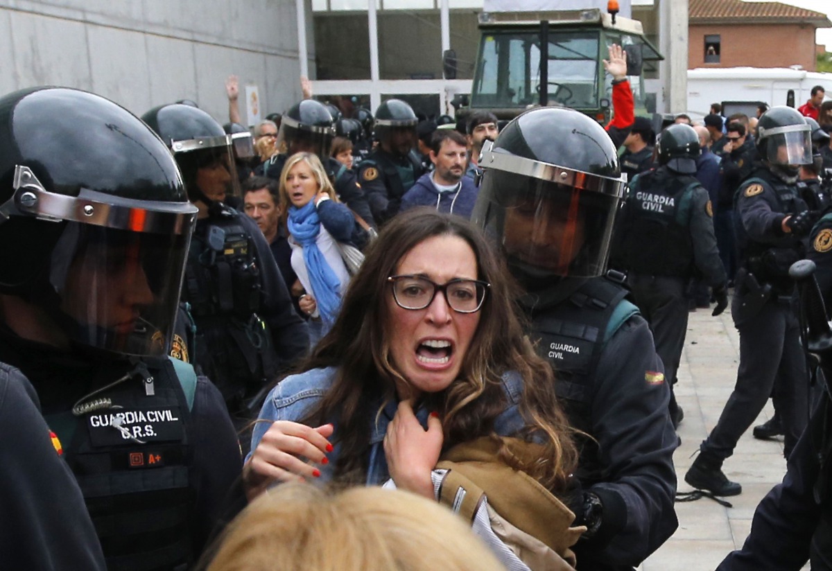 People clash with Spanish Guardia Civil guards outside a polling station in Sant Julia de Ramis, where Catalan president was supposed to vote, on October 1, 2017, on the day of a referendum on independence for Catalonia banned by Madrid.  AFP / Raymond Ro