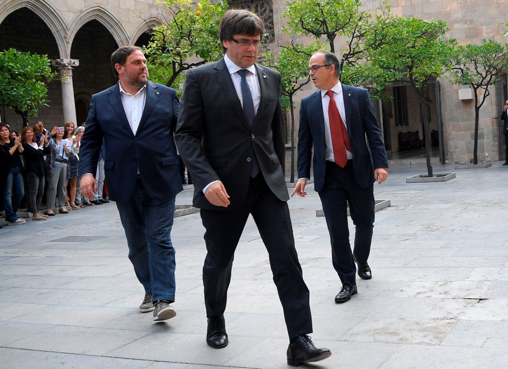 Catalan president Carles Puigdemont (C) arrives with Catalan government spokesman, Jordi Turull (R) and leader of the left-wing party Esquerra Republicana (ERC), Catalan regional vice-president and chief of Economy and Finance Oriol Junqueras (C) for a Ca