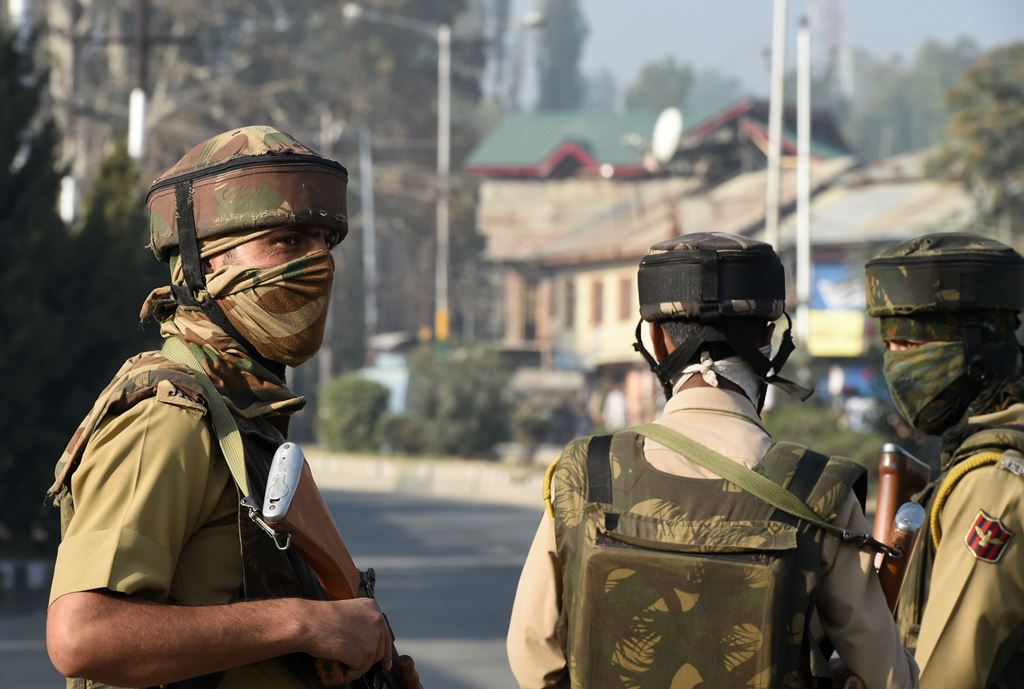 Indian policeman stands guard near the site of gunfight between suspected militants and Indian government forces in Srinagar on October 3, 2017. AFP / Tauseef MUSTAFA
