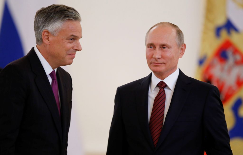 Russian President Vladimir Putin (R) looks at Jon Huntsman, the U.S. new ambassador to Russia, after receiving his diplomatic credentials during a ceremony at the Kremlin in Moscow, Russia October 3, 2017. REUTERS/Pavel Golovkin/Pool
