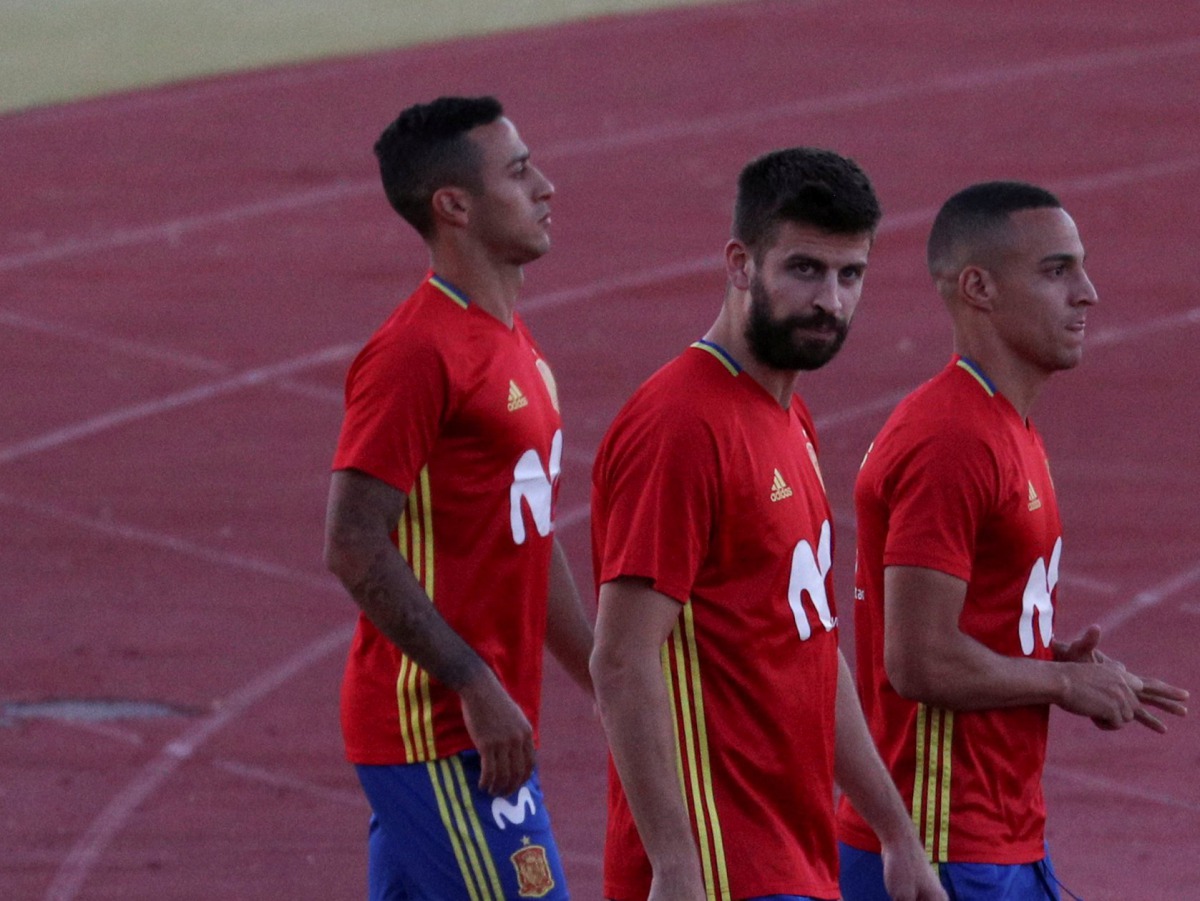Spain's players Gerard Pique, Rodrigo Moreno and Thiago Alcantara arrive at a training session in Las Rozas, near Madrid, Spain, October 2, 2017. REUTERS/Rafael Marchante
