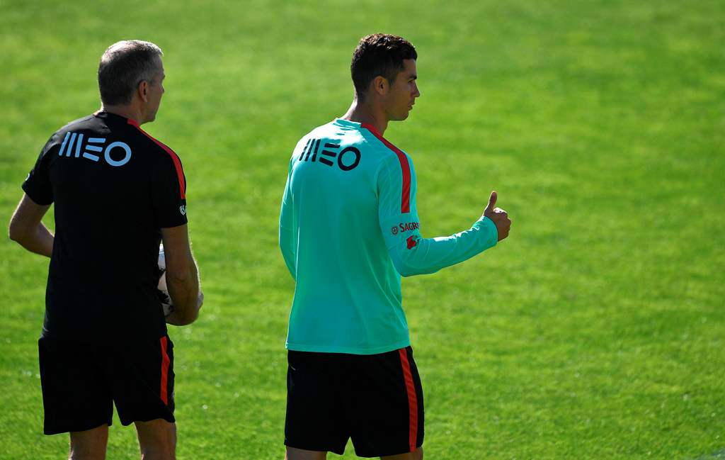 Portugal's forward Cristiano Ronaldo (R). AFP / FRANCISCO LEONG

