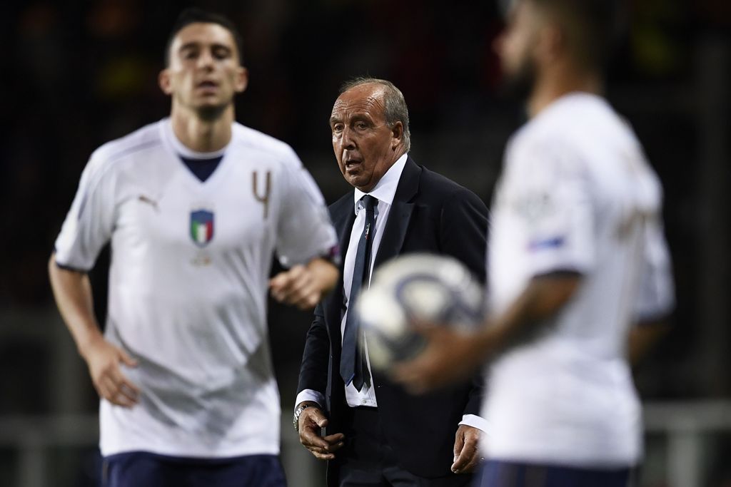 Italy's coach Gian Piero Ventura (C) looks on during the FIFA World Cup 2018 qualification football match between Italy and Macedonia at The 'Grande Torino Stadium' in Turin on October 6, 2017. / AFP / MARCO BERTORELLO
