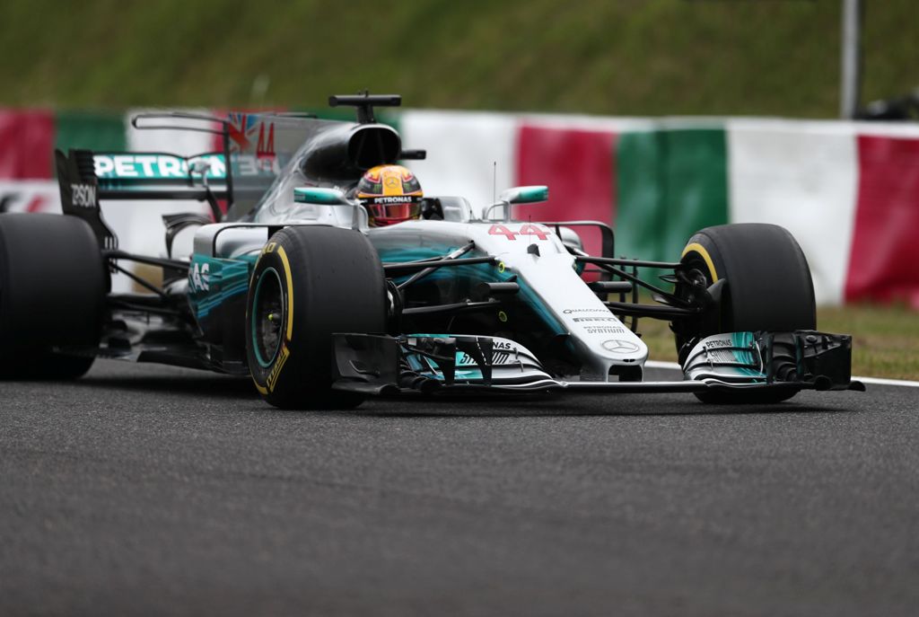 Mercedes' British driver Lewis Hamilton drives during the qualifying session of the Formula One Japanese Grand Prix at Suzuka on October 7, 2017. / AFP / Behrouz MEHRI