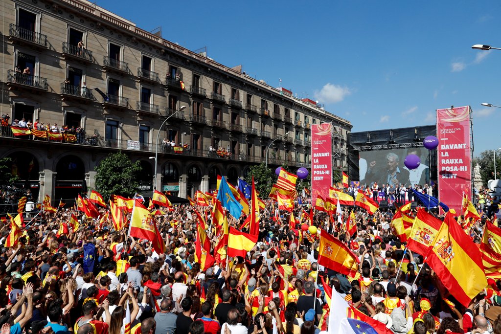 Peruvian literature Nobel Laureate Mario Vargas Llosa addresses a pro-union demonstration organised by the Catalan Civil Society organisation in Barcelona, Spain October 8, 2017. REUTERS/Gonzalo Fuentes
