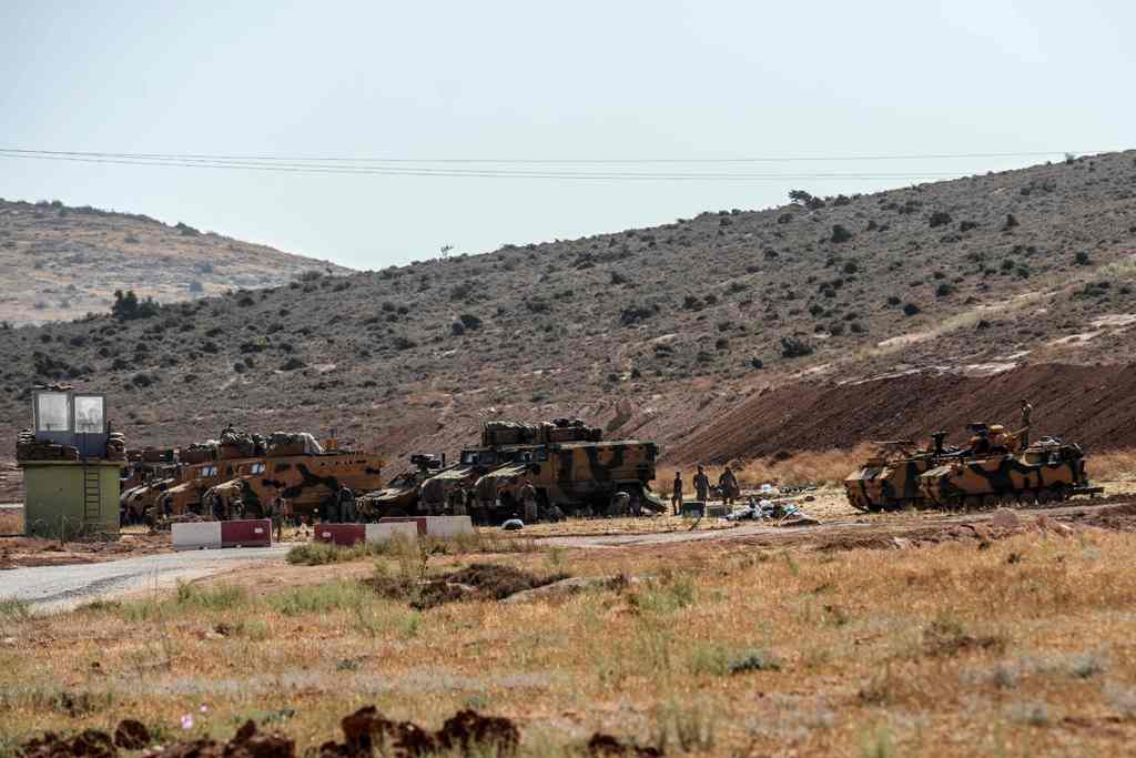 Turkish army armoured vehicles and soldiers wait on October 8, 2017 at Syria-Turkey border at Reyhanli district in Hatay.  AFP / ILYAS AKENGIN

