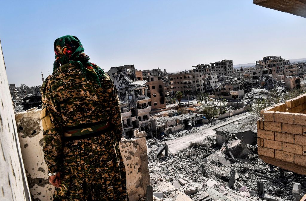 A member of the Syrian Democratic Forces (SDF), backed by US special forces, monitors the area on the western frontline in Raqa on October 8, 2017.  AFP / BULENT KILIC
