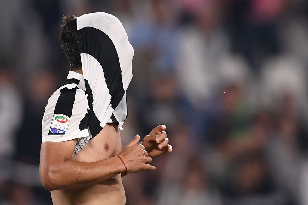 Juventus' forward Paulo Dybala from Argentina reacts during the Italian Serie A football match Juventus Vs Lazio on October 14, 2017 at the 'Allianz Stadium' in Turin. / AFP / MARCO BERTORELLO
