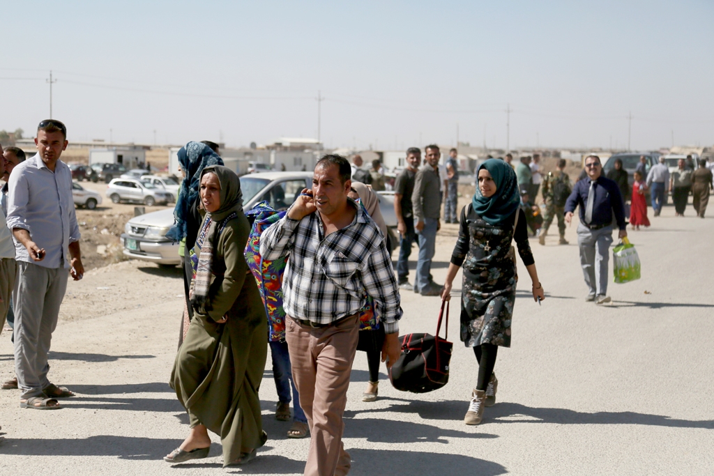 People walk through the reopened Erbil-Mosul road after Peshmerga forces, loyal to northern Iraqi Kurdish Regional Government (IKRG), have closed the main roads that linking the both cities in Erbil, Iraq on October 12, 2017. Yunus Kele? - Anadolu Agency