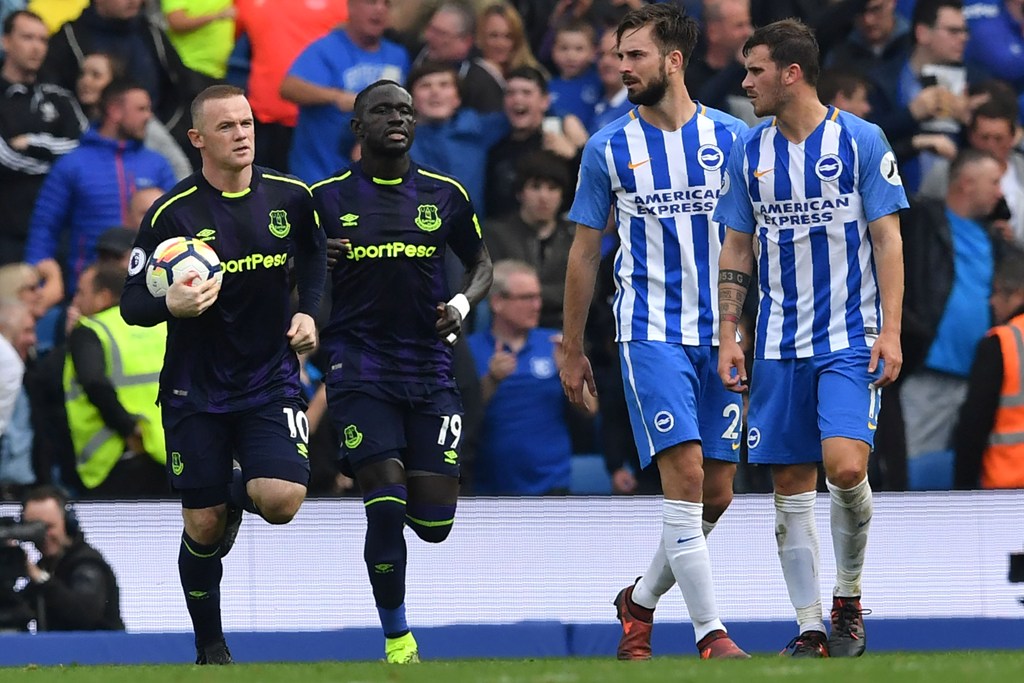 Everton's English striker Wayne Rooney (R) celebrates scoring a penalty during the English Premier League football match between Brighton and Hove Albion and Everton at the American Express Community Stadium in Brighton, southern England on October 15, 20