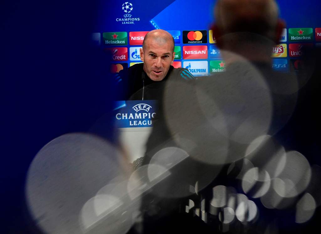 Real Madrid's French coach Zinedine Zidane gives a press conference after a training session at Valdebebas Sport City in Madrid on October 16, 2017 on the eve of a Champions' League football match against Tottenham. / AFP / PIERRE-PHILIPPE MARCOU
