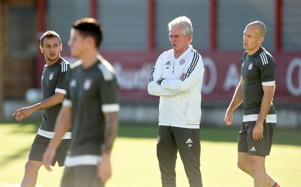 Head coach of FC Bayern Munich Jupp Heynckes (2nd R) leads a training session ahead of the Champions League group B match between Bayern Munich and Celtic Glasgow at the training grounds in Munich, Germany, on October 17, 2017. Andreas Gebert - AA
