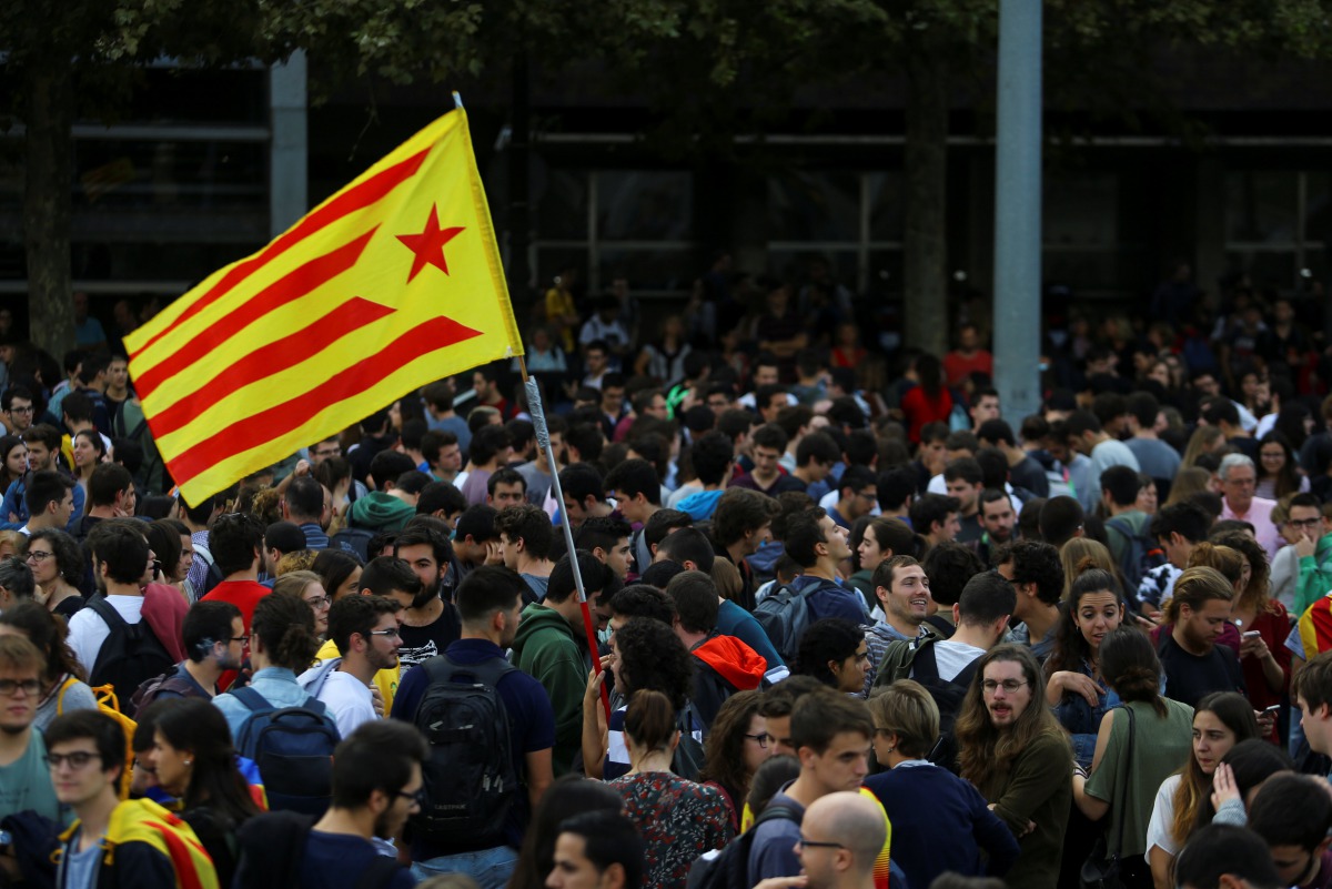 Students wave an Estelada during a gathering to protest against the imprisonment of two Catalan separatist leaders who were jailed by Spain High Court in Barcelona, October 17, 2017 (Reuters / Ivan Alvarado) 