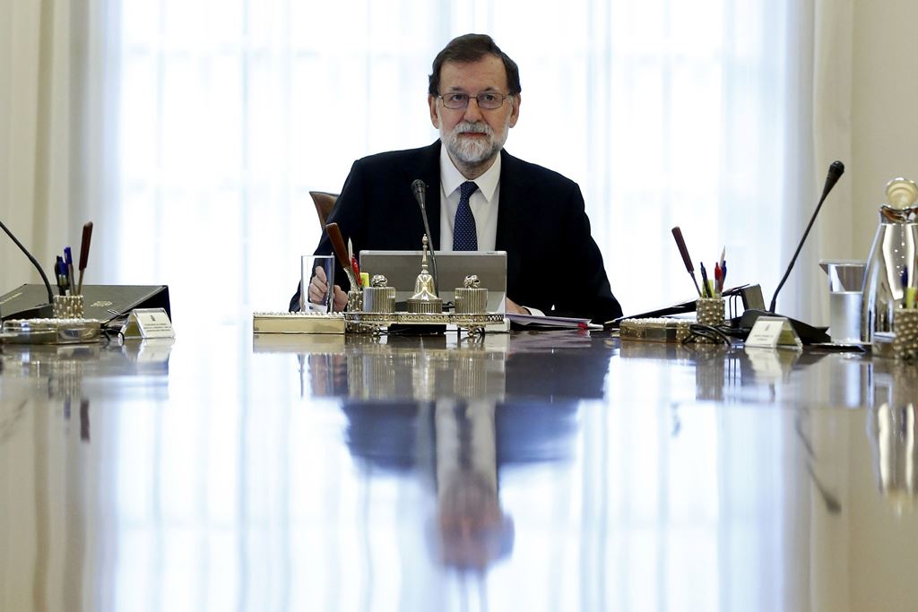 Spanish Prime Minister Mariano Rajoy presides a crisis cabinet meeting at the Moncloa Palace on October 11, 2017 in Madrid. AFP / POOL / Juan Carlos Hidalgo
