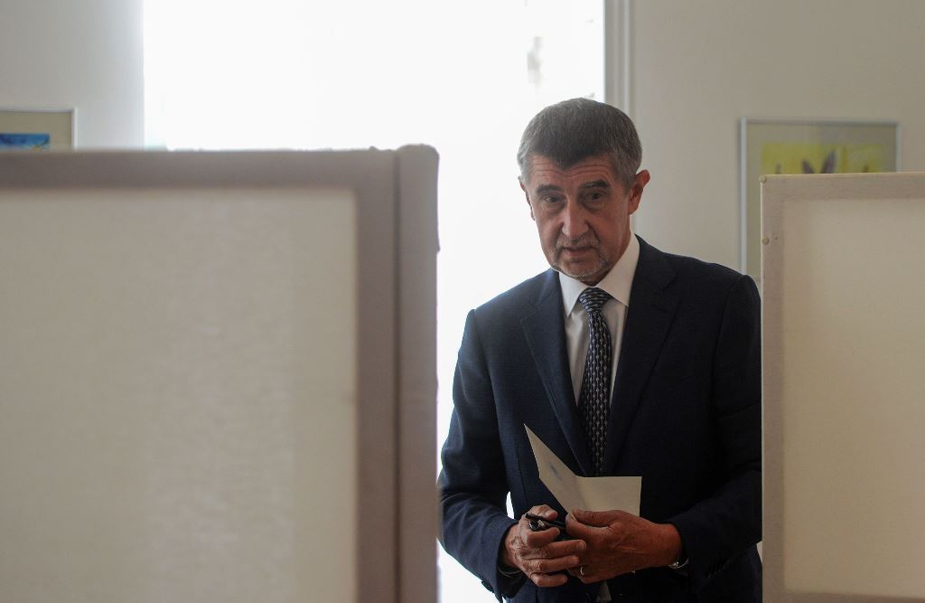 Czech billionaire Andrej Babis, chairman of the ANO movement (YES), walks to cast his ballot at a polling station during the first day of the Czech elections on October 20, 2017 in Pruhonice, Central Bohemia. AFP / MICHAL CIZEK