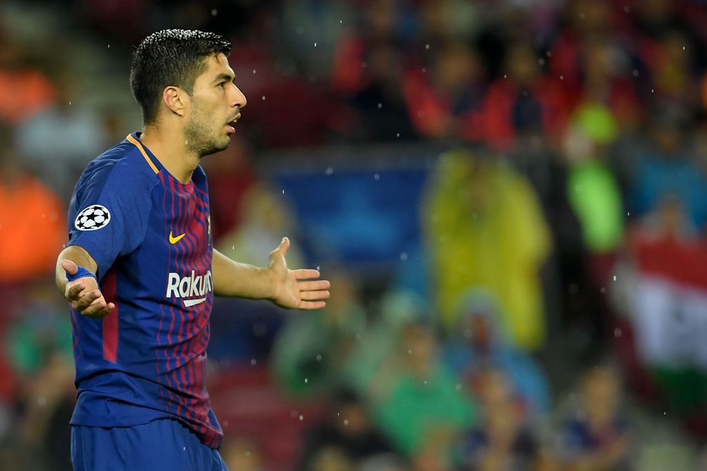 Barcelona's Uruguayan forward Luis Suarez (L) gestures during the UEFA Champions League group D football match FC Barcelona vs Olympiacos FC at the Camp Nou stadium in Barcelona on Ocotber 18, 2017. / AFP / LLUIS GENE