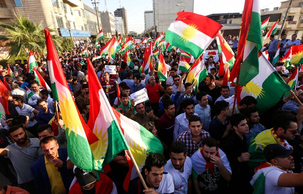 Iraqi Kurds wave flags of Iraqi Kurdistan and shout slogans during a demonstration outside the UN Office in Arbil, the capital of the autonomous region, on October 21, 2017, protesting against the escalating crisis with Baghdad. / AFP / SAFIN HAMED
