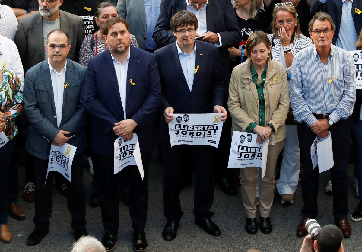 Catalan President Carles Puigdemont (C) and other Catalan regional government members attend a demonstration organised by Catalan pro-independence movements ANC (Catalan National Assembly) and Omnium Cutural, following the imprisonment of their two leader