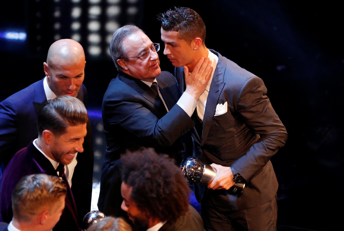  Real Madrid’s Cristiano Ronaldo speaks with Real Madrid president Florentino Perez after winning The Best FIFA Men’s Player Award as coach Zinedine Zidane and teammates Sergio Ramos and Marcelo look on Action Images via Reuters/John Sibley