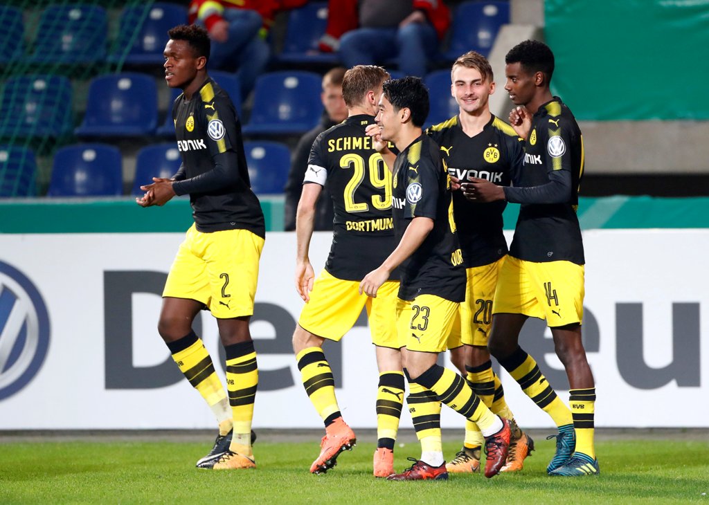 Borussia Dortmund’s Alexander Isak celebrates scoring their second goal with Shinji Kagawa, Maximilian Philipp and team mates REUTERS/Hannibal Hanschke  
