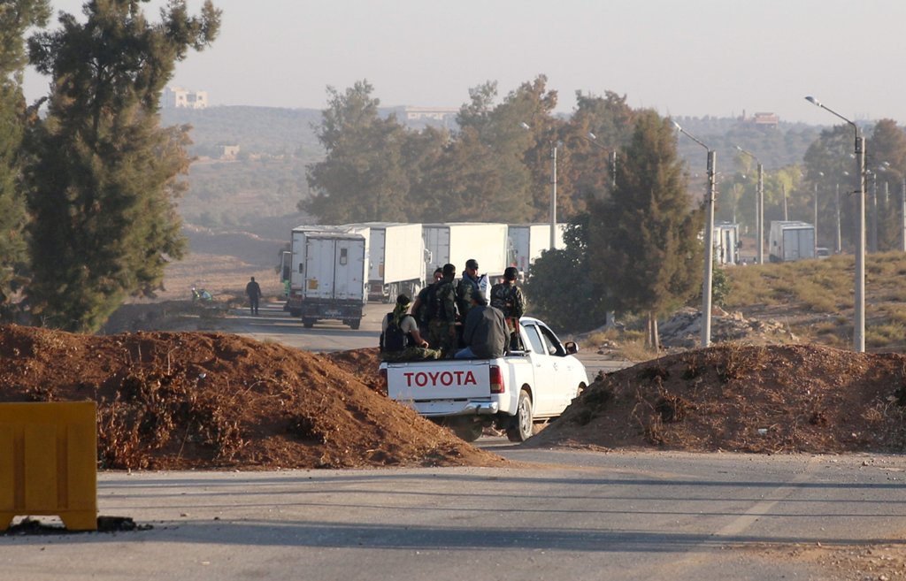 Free Syrian Army fighters ride on the back of a pickup truck near the Syrian-Jordanian border crossing in Deraa, Syria, October 23, 2017. REUTERS/Alaa Al-Faqir