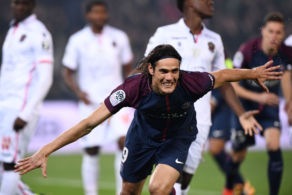 Paris Saint-Germain's Uruguayan forward Edinson Cavani celebrates after scoring a goal during the French L1 football match between Paris Saint-Germain (PSG) and Nice (OGC Nice) on October 27, 2017, at the Parc des Princes stadium in Paris. / AFP / FRANCK 