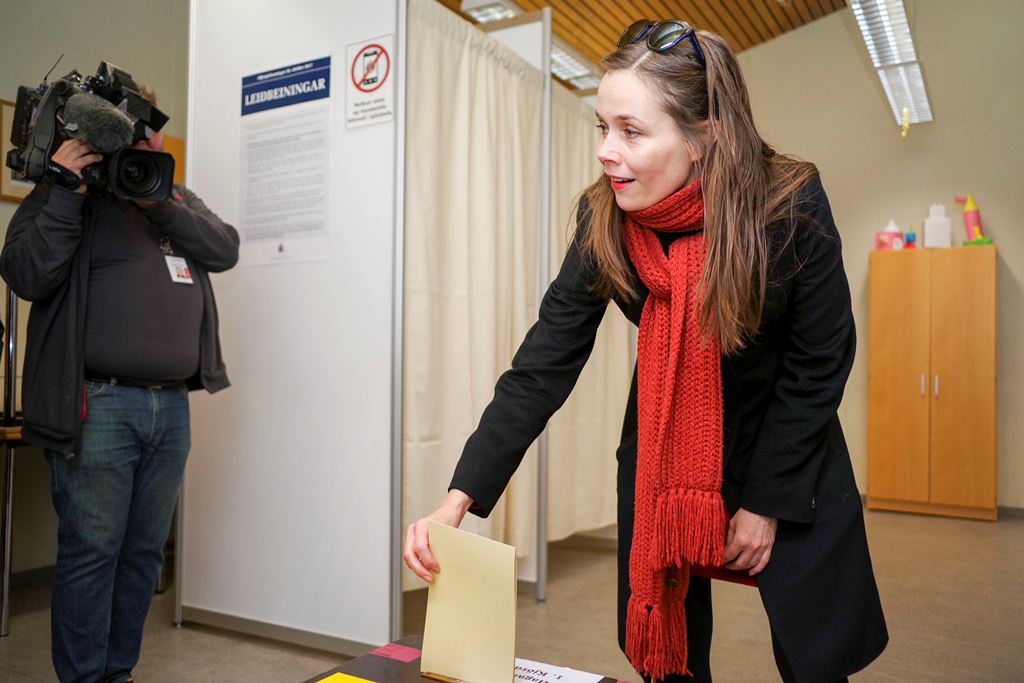 Left Green Movement candidate Katrin Jakobsdottir casts her vote during a snap parliamentary election in Reykjavik, Iceland October 28, 2017. (REUTERS/Geirix)