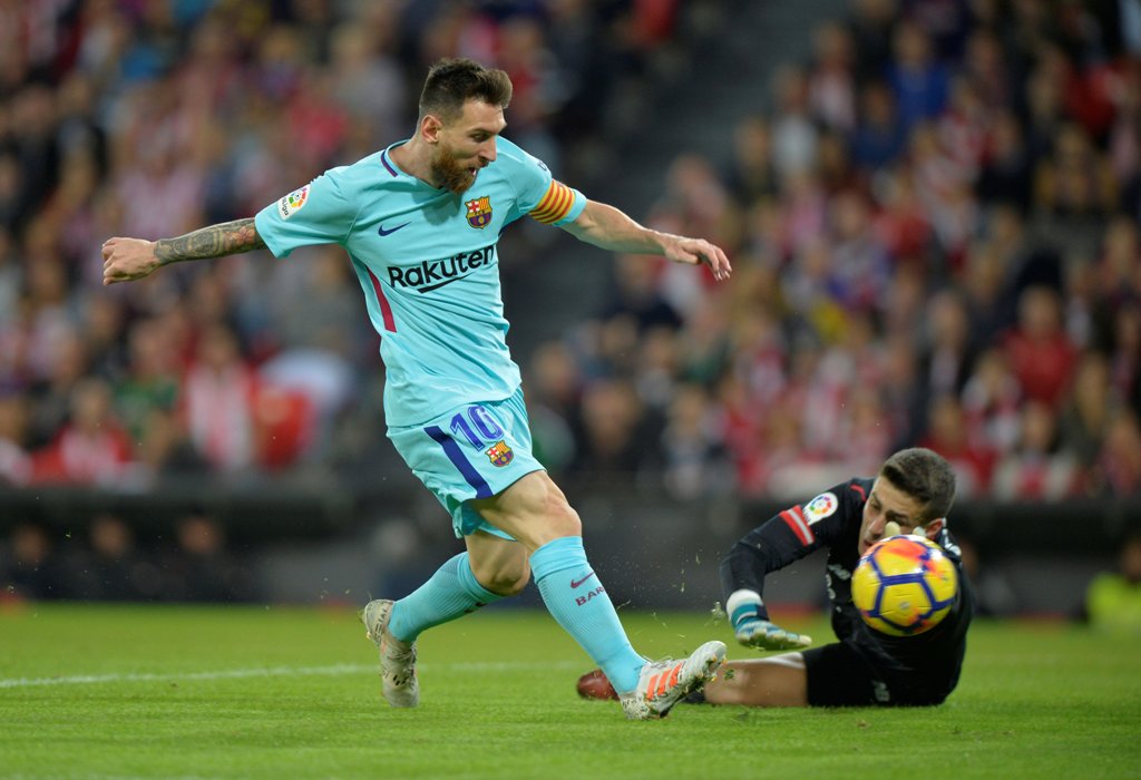 Barcelona’s Lionel Messi in action with Athletic Bilbao's Kepa Arrizabalaga October 28, 2017. REUTERS/Vincent West