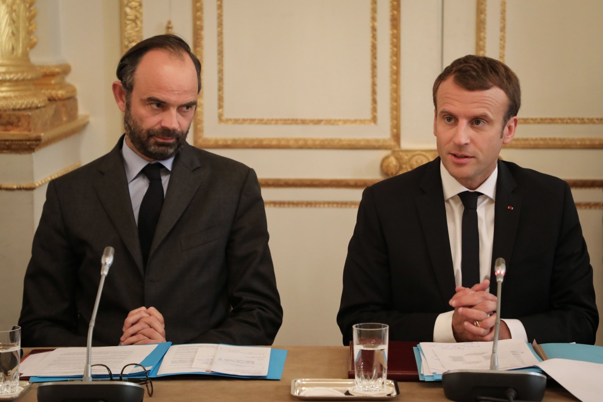 French Prime Minister Edouard Philippe (L) and French President Emmanuel Macron take part in a meeting with New Caledonia representatives in the Murat lounge, at the Elysee palace in Paris on October 30, 2017.  AFP /Ludovic Marin