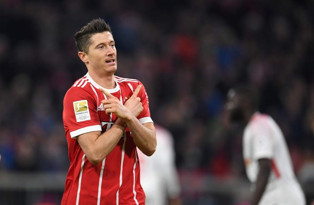 Robert Lewandowski of Bayern Munich celebrates after scoring a goal during the German Bundesliga soccer match between FC Bayern Munich and RB Leipzig at Allianz Arena in Munich, Germany, on October 28, 2017. ( Andreas Gebert - Anadolu Agency )
